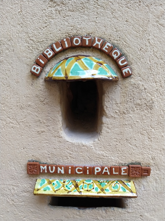 A letter box in Biot
