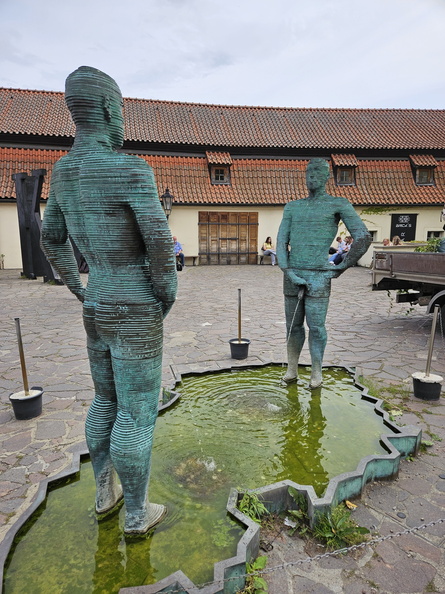 Čůrající postavy
